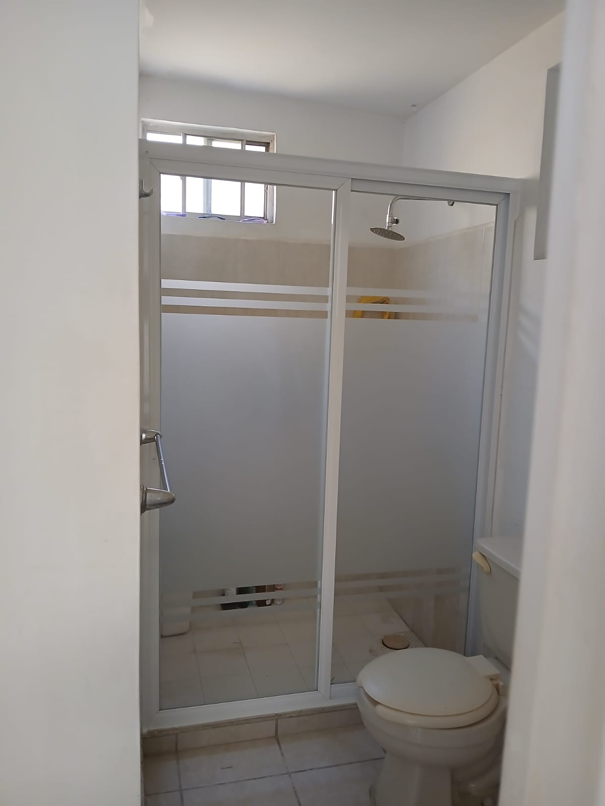 Instalación de cancel para baño moderno
